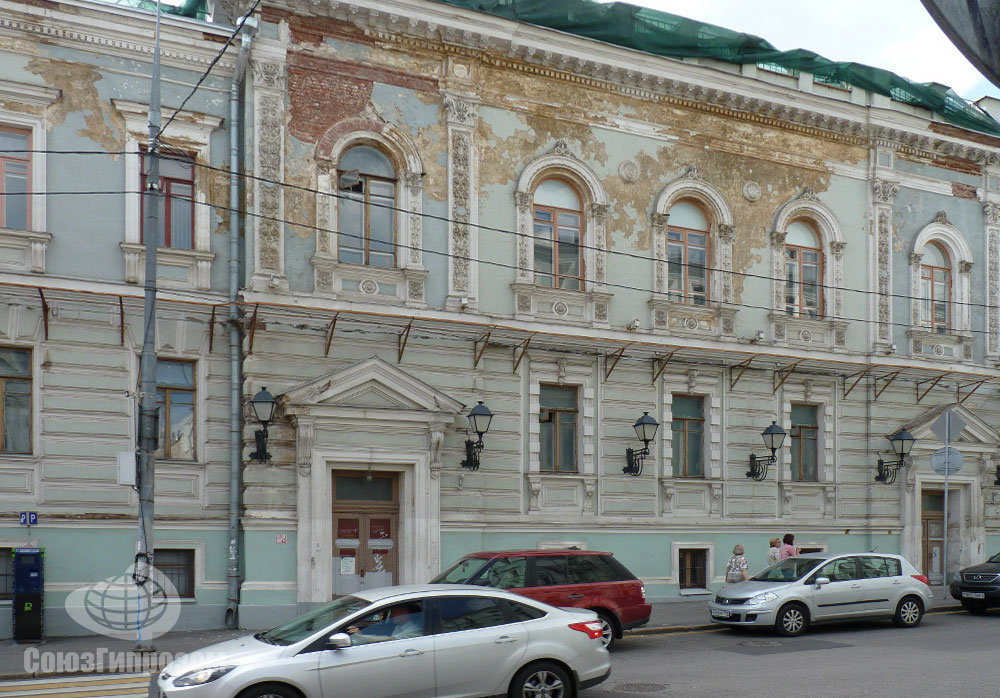 Уличный фасад здания МАРХИ с утратами, выходящий на Рождественку