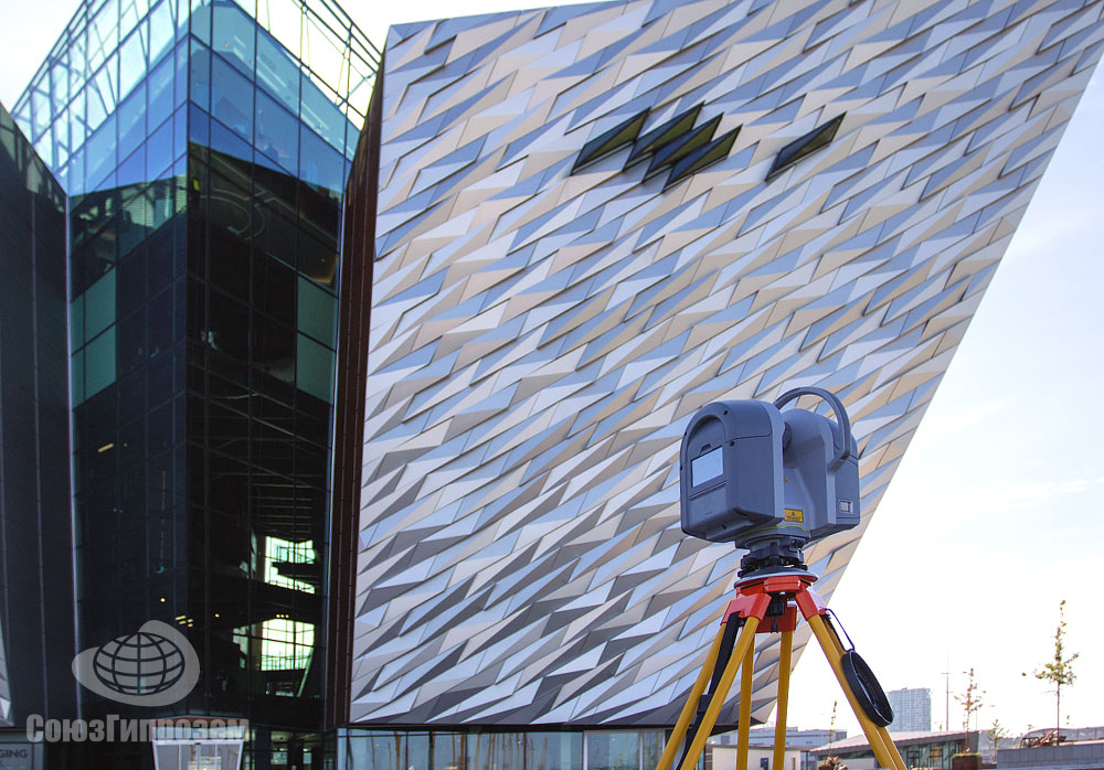 Обмеры фасадов здания производит 3D сканер Trimble TX8