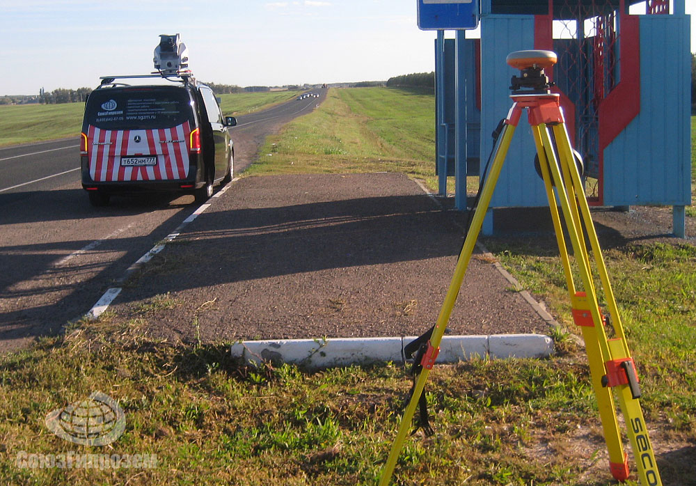 GNSS приёмник и мобильный лазерный сканер при съёмке дороги